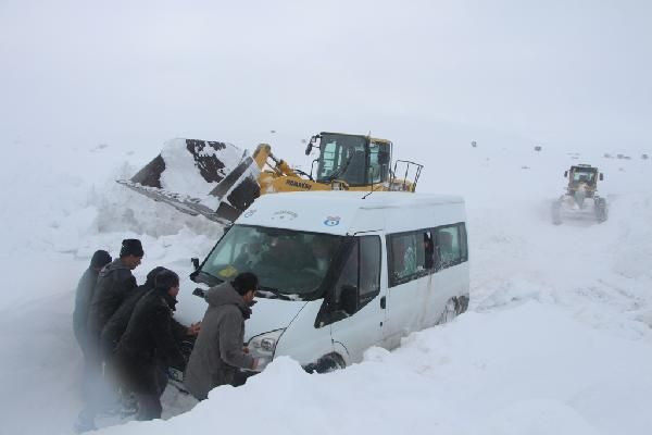 Bingöl'de tipi yolu kapattı: 55 kişi mahsur kaldı! - Resim: 4