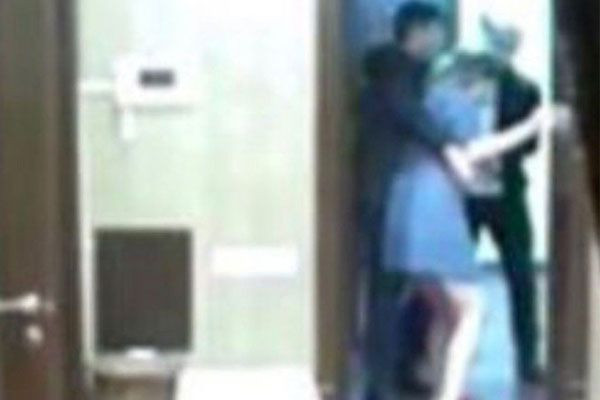 Eski Cumhurbaşkanı'nın kızı üzerinde bornozla yaka paça hapse atıldı! - Resim: 4