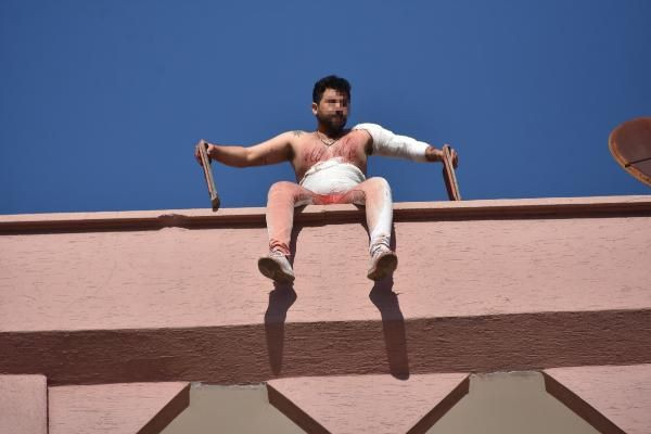 Kendini jiletleyip intihara kalkıştı: Konyalılar böyle izledi! - Resim: 1