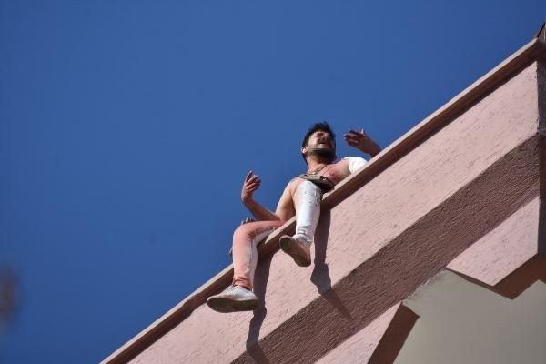 Kendini jiletleyip intihara kalkıştı: Konyalılar böyle izledi! - Resim: 2