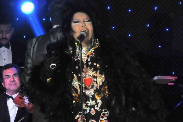 Bülent Ersoy kürkünü eleştirenlere ateş püskürdü! Köpekten mi haz duyuyorlar? - Resim: 1