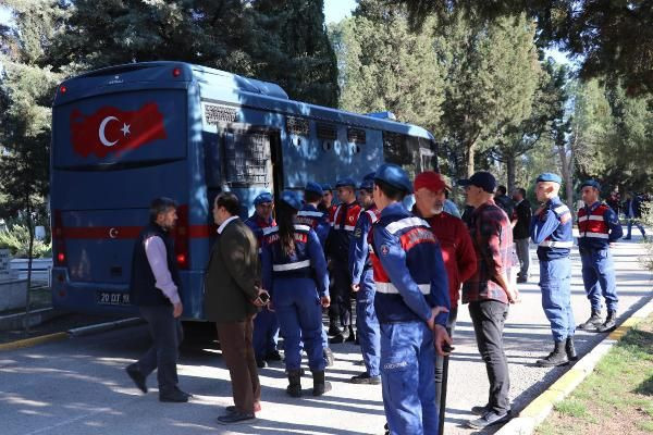 Oğlunun cenaze törenine kelepçeli olarak katıldı - Resim: 3
