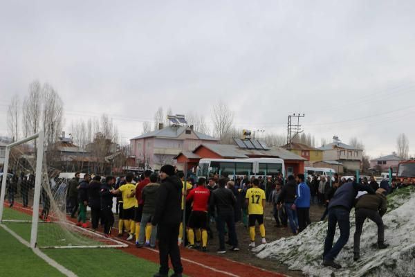 Amatör maçta ortalık savaş alanına döndü - Resim: 2