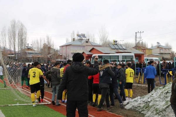 Amatör maçta ortalık savaş alanına döndü - Resim: 3