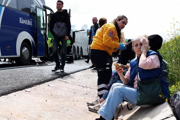 Otobüs TIR'a arkadan çarptı: 2 ölü, çok sayıda yaralı - Resim: 1