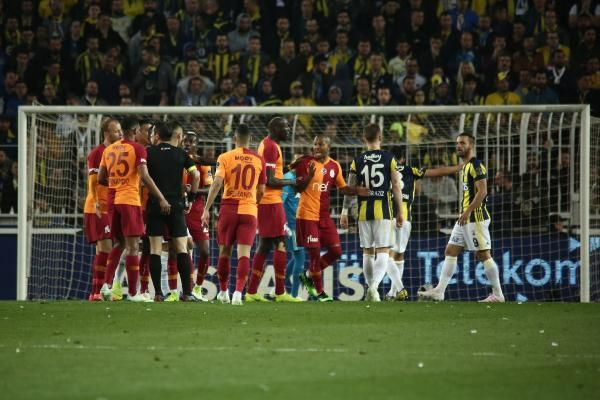 Fenerbahçe Galatasaray derbisinde Hasan Ali Kaldırım kırmızı kart gördü - Resim: 4