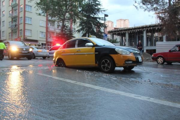 Malatya'da yol çöktü Taksi çukura düştü - Resim: 2