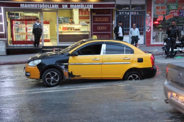 Malatya'da yol çöktü Taksi çukura düştü - Resim: 4