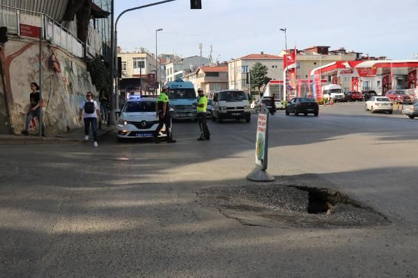 İstanbul Üsküdar'da yol çöktü - Resim: 3