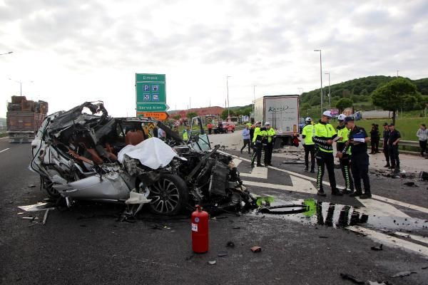 Bolu'da TIR'a çarpan lüks araç hurdaya döndü 1 ölü 1 yaralı - Resim: 1