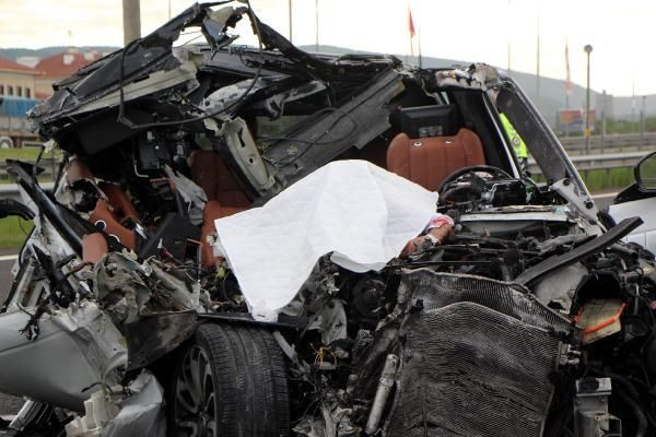 Bolu'da TIR'a çarpan lüks araç hurdaya döndü 1 ölü 1 yaralı - Resim: 2