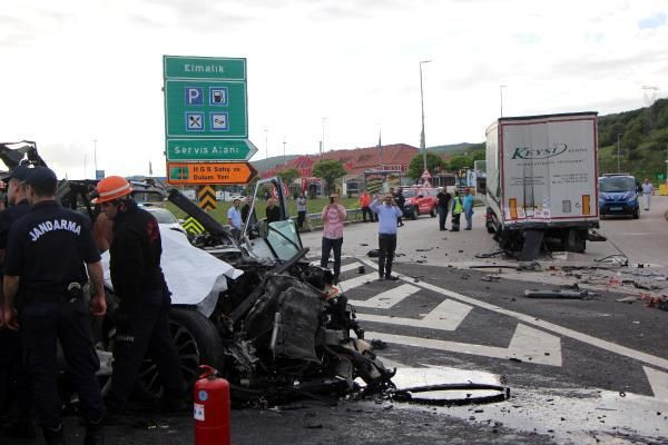 Bolu'da TIR'a çarpan lüks araç hurdaya döndü 1 ölü 1 yaralı - Resim: 4