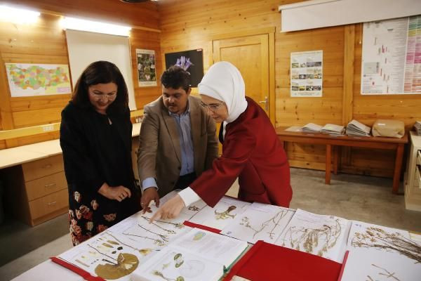Emine Erdoğan, konuk Cumhurbaşkanının eşiyle yakından ilgilendi. - Resim: 2
