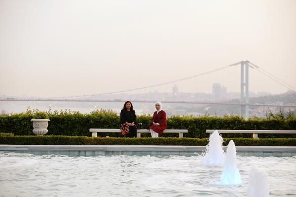 Emine Erdoğan, konuk Cumhurbaşkanının eşiyle yakından ilgilendi. - Resim: 3