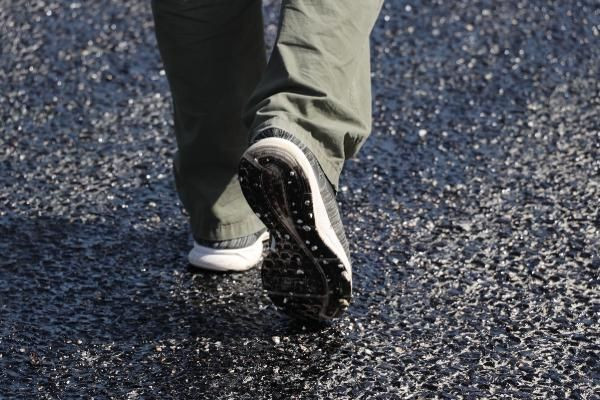 Denizli'de sıcaktan asfalt eridi! Vatandaşların ayakkabıları eriyen asfalta yapıştı - Resim: 1