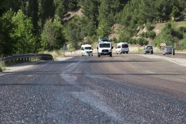 Denizli'de sıcaktan asfalt eridi! Vatandaşların ayakkabıları eriyen asfalta yapıştı - Resim: 2