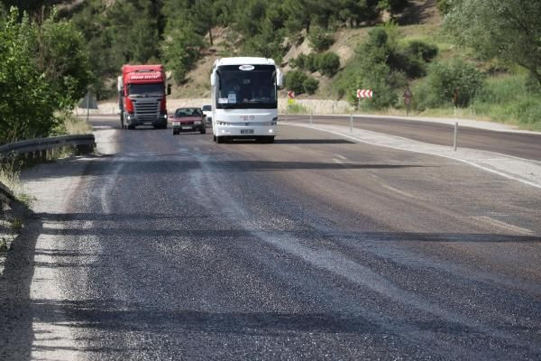 Denizli'de sıcaktan asfalt eridi! Vatandaşların ayakkabıları eriyen asfalta yapıştı - Resim: 3