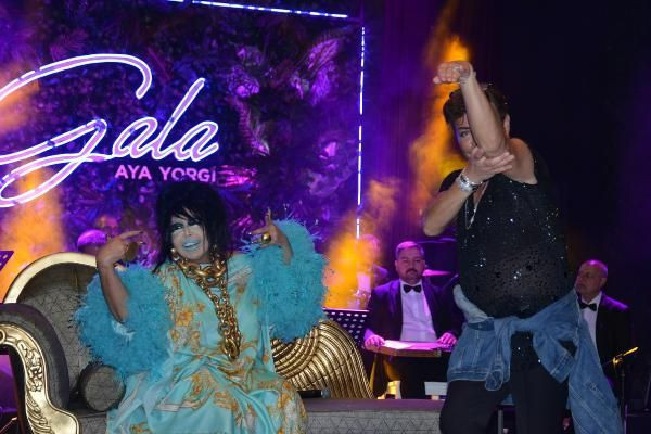 Diva'ya sahnede sürpriz! Çeşme'de Bülent Ersoy kendisine hayran bıraktı! - Resim: 4