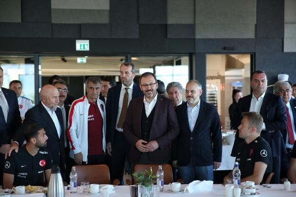 Muharrem Kasapoğlu Şenol Güneş'e elleriyle baklava yedirdi - Resim: 2