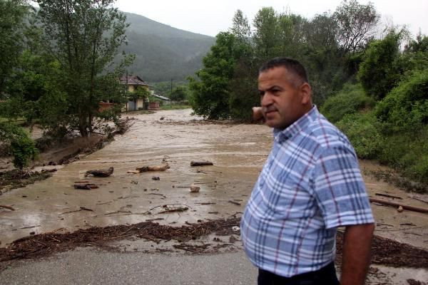 Bolu'da D-100'ün Ankara yönü selden dolayı trafiğe kapandı - Resim: 3