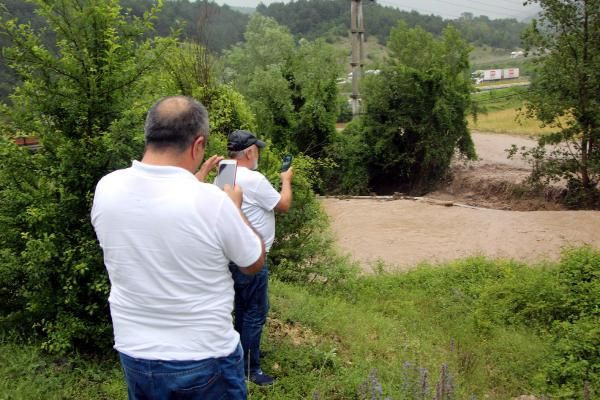 Bolu'da D-100'ün Ankara yönü selden dolayı trafiğe kapandı - Resim: 4