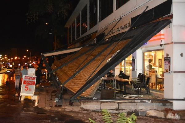 Kuzey Ege sahillerini fırtına vurdu hayat felç oldu - Resim: 1