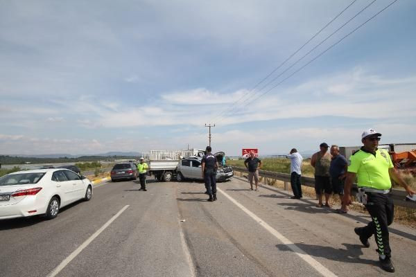 Balıkesir'de yol kenarındaki araca kamyonet çarptı 4 yaralı - Resim: 4