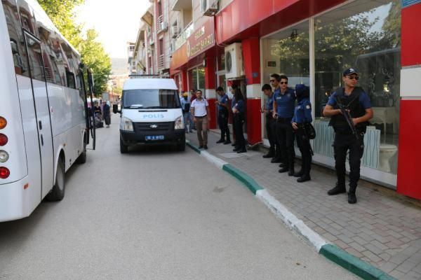 Konkordato kaçağı iş adamı tutuklandı adliye çıkışı gazetecilere saldırdı - Resim: 2