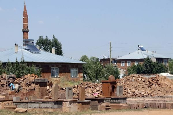 Bitlis'in Ahlat ilçesinde ekmeklerini taştan çıkarıyorlar - Resim: 1