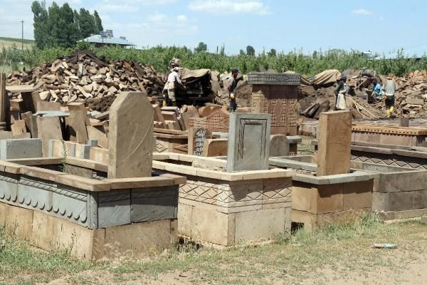 Bitlis'in Ahlat ilçesinde ekmeklerini taştan çıkarıyorlar - Resim: 3