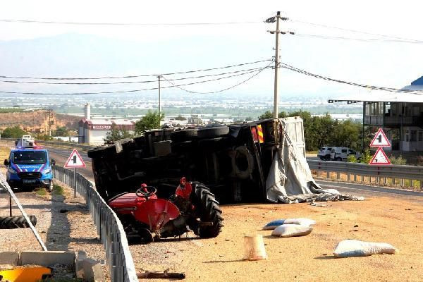 Yem yüklü kamyon traktöre çarptı! Ortalık savaş alanına döndü! 2 ölü var - Resim: 4