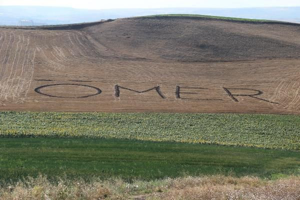 Traktörüne pulluk takıyor tarlaya her yıl aynı günde hep aynı yazıyı yazıyor! - Resim: 3