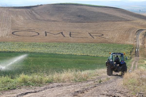 Traktörüne pulluk takıyor tarlaya her yıl aynı günde hep aynı yazıyı yazıyor! - Resim: 4