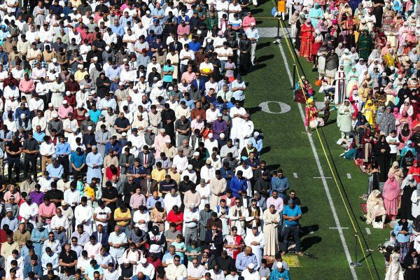 ABD'de binlerce Müslüman stadyumda bayram namazı kıldı - Resim: 1