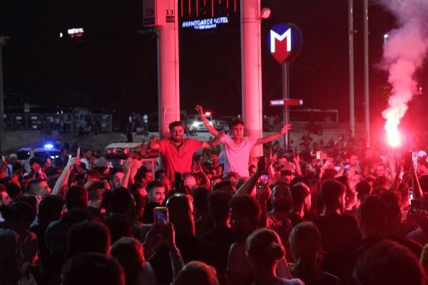 Liverpoollu taraftarların Taksim’de kupa coşkusu - Resim: 2