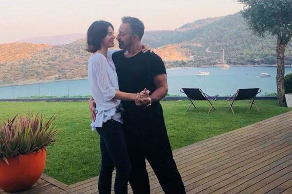 Cem Yılmaz göbekli Defne Samyeli fit! Tatil fotoğrafları dillerde - Resim: 1