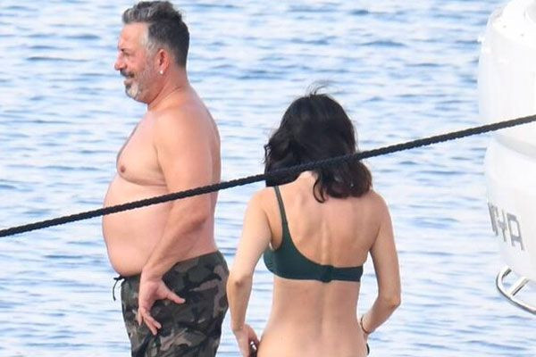 Cem Yılmaz göbekli Defne Samyeli fit! Tatil fotoğrafları dillerde - Resim: 2