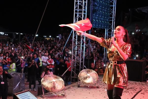 İrem Derici konserinde ortalık karıştı faciadan son anda dönüldü - Resim: 2