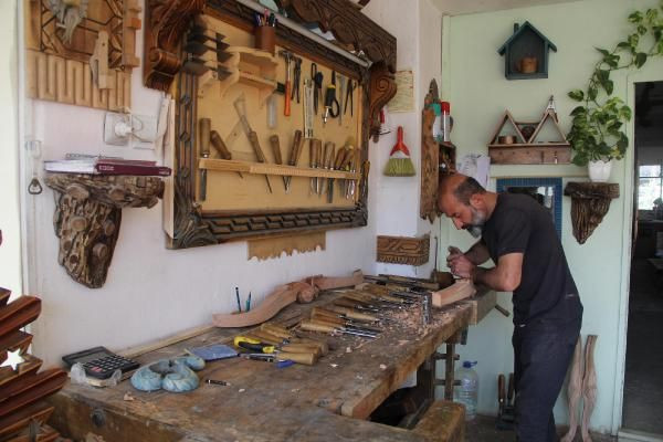 Bir santimetre karesine 3 saat uğraşıyor! 41 yıldır ağaçlardan eşya yapıyor - Resim: 1