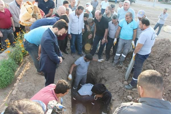 Nusaybin şehidinin tabutundaki detay yürekleri burktu Kürtçe ve Türkçe ağıtlar yakıldı - Resim: 2