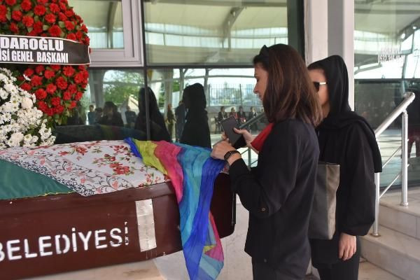 Usta tiyatrocu Jale Birsel'in cenazesi toprağa verildi! Gerçek cenazede ortaya çıktı - Resim: 4