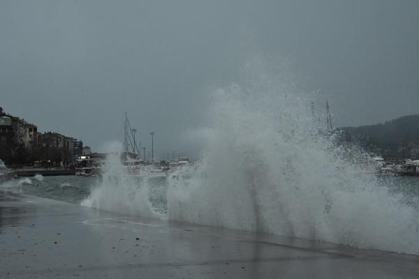 Şiddetli poyraz Marmara'da adaları vurdu! Fırtınada gemiden 6 konteyner denize uçtu - Resim: 2