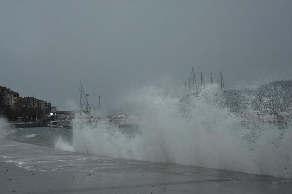 Şiddetli poyraz Marmara'da adaları vurdu! Fırtınada gemiden 6 konteyner denize uçtu - Resim: 4