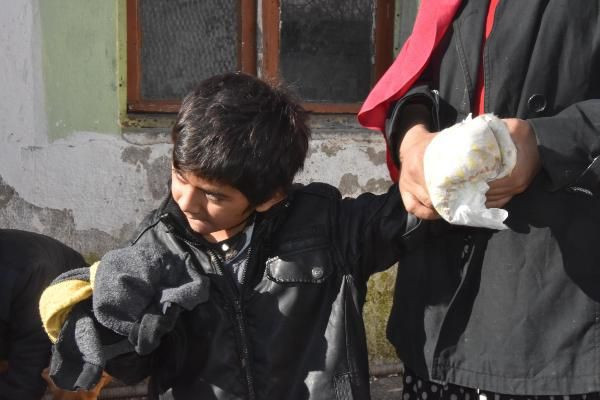 İzmir'de Miraç bebek ellerini ısırmasın diye bebek beziyle bağlıyorlar - Resim: 2