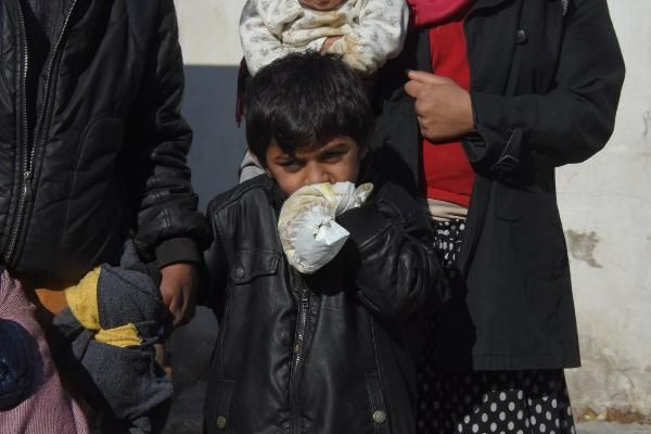 İzmir'de Miraç bebek ellerini ısırmasın diye bebek beziyle bağlıyorlar - Resim: 4