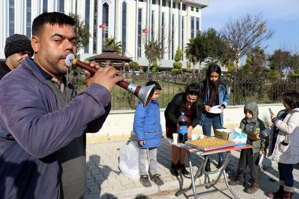 Eşinden boşanınca adliye önünde baklava dağıttı halay çekti - Resim: 2
