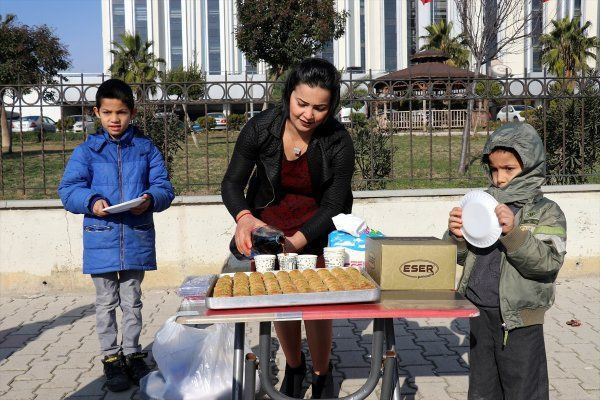 Eşinden boşanınca adliye önünde baklava dağıttı halay çekti - Resim: 4