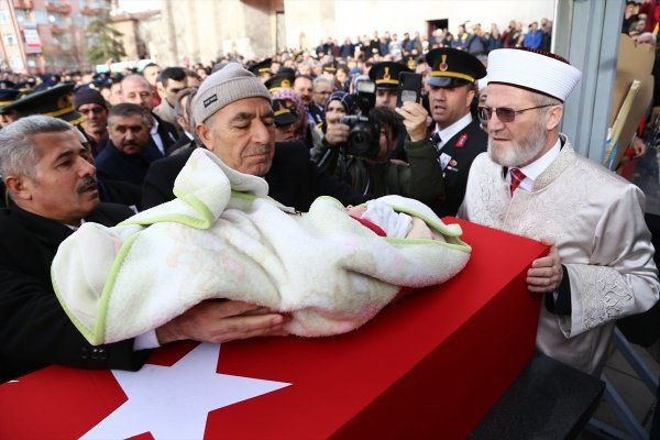 Aksaray şehidine veda etti 6 aylık çocuk babasız kaldı - Resim: 4