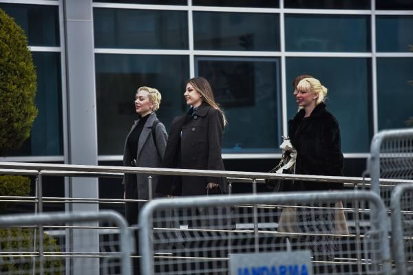 Kedicikler adliyeye böyle geldi neşeleri de makyajları da yerinde - Resim: 2