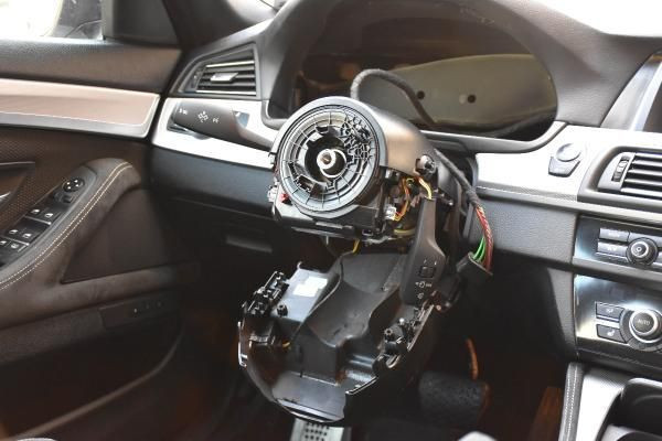 İstanbul'da lüks otomobilin direksiyonu ile gösterge panelini çaldılar - Resim: 2